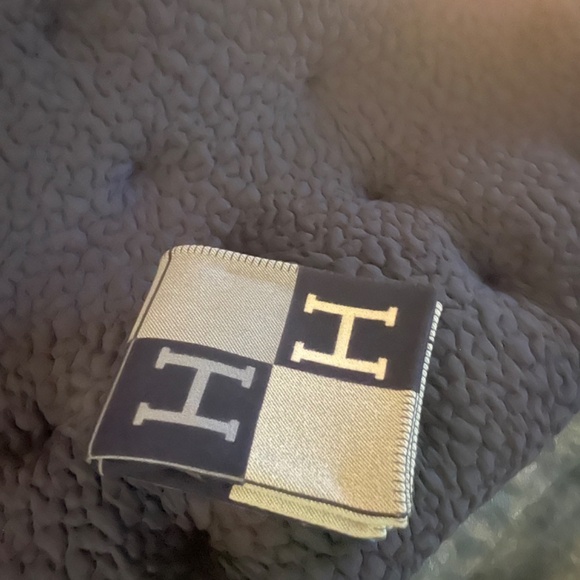 HERMÈS Wool Cashmere Avalon Blanket in Ecru and Blue - Picture 9 of 11